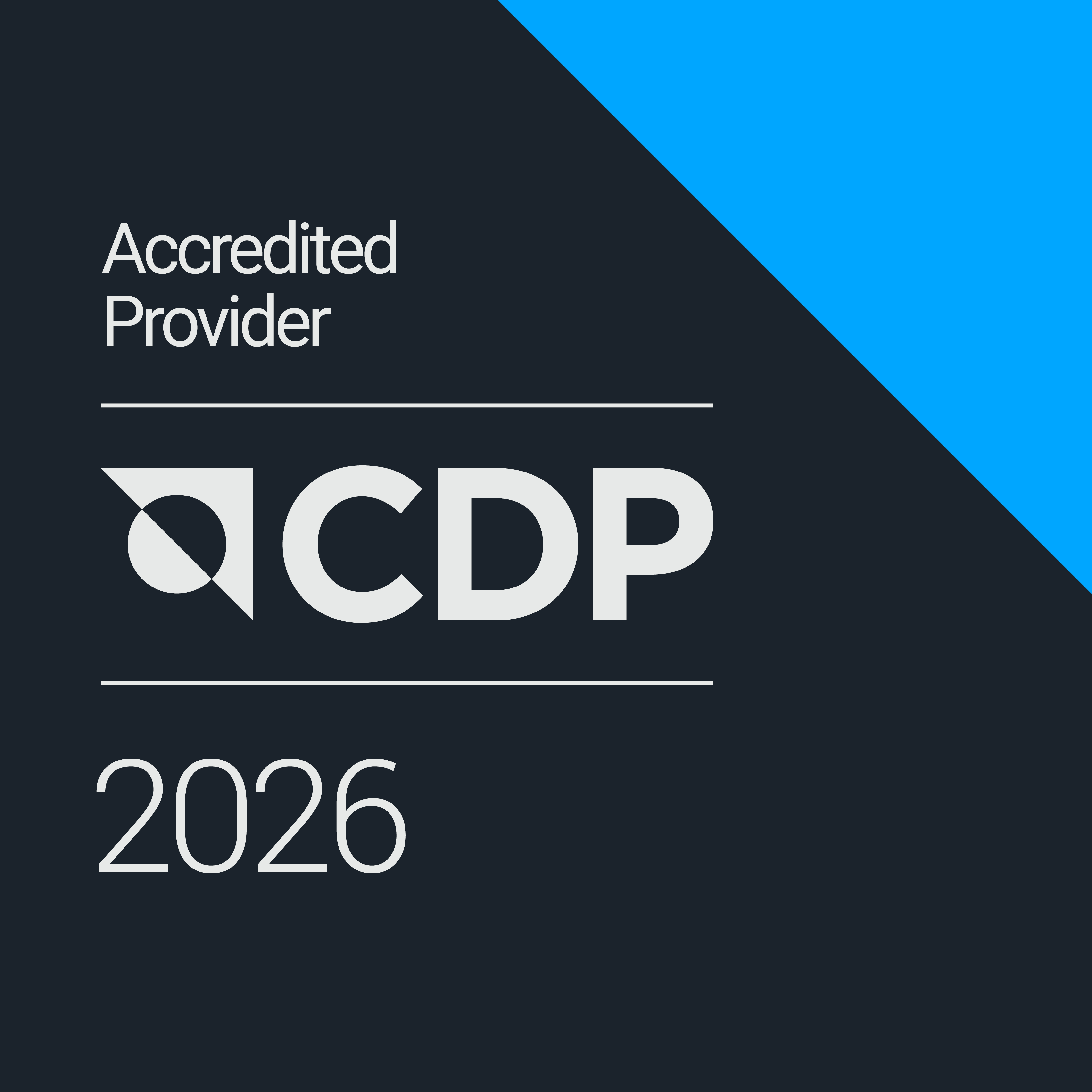 Quadratisches Badge für 2026 mit der Aufschrift „Accredited Provider“, dem CDP-Logo und der Jahreszahl 2026, gestaltet in Dunkelgrau und Weiß mit einem blauen Dreieck in der oberen rechten Ecke.