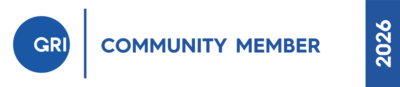 community-member-mark-2026 (1) Horizontales Banner mit weißem Hintergrund. Links ein blauer Kreis mit den weißen Buchstaben „GRI“, gefolgt von einer vertikalen Linie und dem blauen Schriftzug „COMMUNITY MEMBER“. Am rechten Rand steht die Jahreszahl „2026“ vertikal in einem blauen Balken.