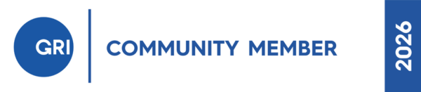 community-member-mark-2026 (1) Horizontales Banner mit weißem Hintergrund. Links ein blauer Kreis mit den weißen Buchstaben „GRI“, gefolgt von einer vertikalen Linie und dem blauen Schriftzug „COMMUNITY MEMBER“. Am rechten Rand steht die Jahreszahl „2026“ vertikal in einem blauen Balken.
