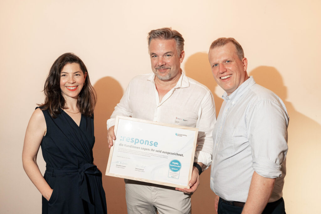 sustainability-benchmark-response Foto von 3 Personen (Tabea Leukhardt, Arved Lüth und Alexander Krämer) bei der Award-Verleihung des Sustainability People Benchmark
