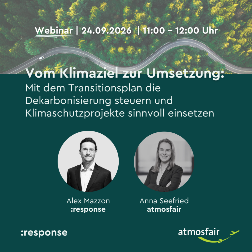 Werbegrafik für ein Webinar am 24.09.2026 von 11:00 bis 12:00 Uhr. Über einer Luftaufnahme einer kurvenreichen Straße durch einen Wald steht der Titel: „Vom Klimaziel zur Umsetzung: Mit dem Transitionsplan die Dekarbonisierung steuern und Klimaschutzprojekte sinnvoll einsetzen“. Darunter sind zwei Porträtfotos der Referierenden mit den Logos von :response und atmosfair. Die Logos beider Organisationen befinden sich zusätzlich am unteren Rand der Grafik.